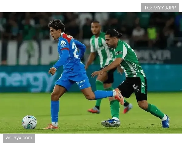 贝蒂斯对阵塞维利亚的安达卢西亚德比,看台爆发大规模冲突,比赛一度中断 贝蒂斯对阵塞维利亚的安达卢西亚德比,看台爆发大规模冲突,比赛一度中断